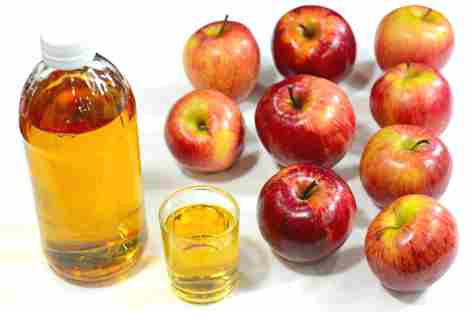 Proporcionado por CNET Una botella de vinagre de manzana con nueve manzanas.