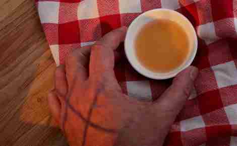 Proporcionado por CNET Mano sosteniendo una taza pequeña de vinagre de sidra de manzana