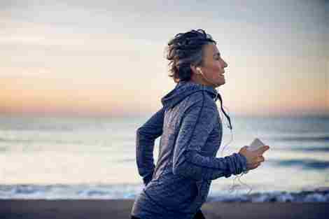 mujer corriendo en la playa