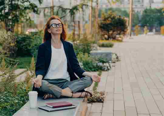 Iniciar una breve práctica de meditación.