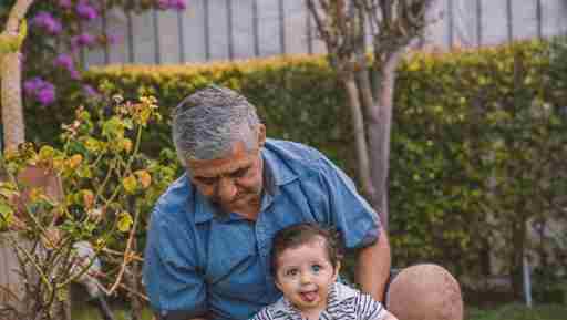 Un abuelo juega con su nieto.