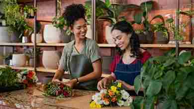 Dos mujeres trabajan juntas en una floristería.