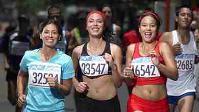 Mujeres sonriendo mientras terminan juntas una carrera