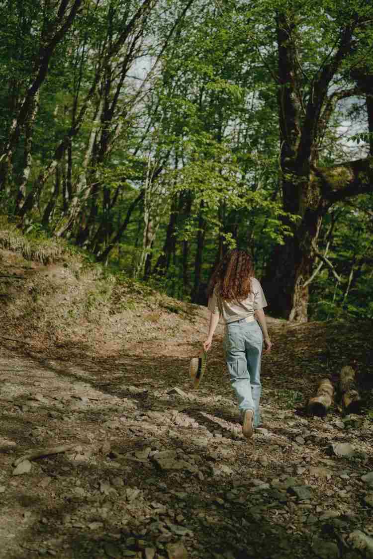 mujer caminando por el bosque bañándose