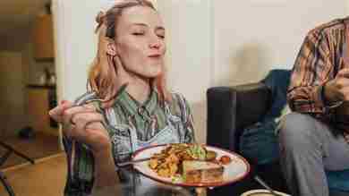 Mujer comiendo un plato vegano