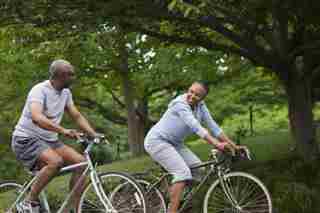 dos adultos mayores andando en bicicleta