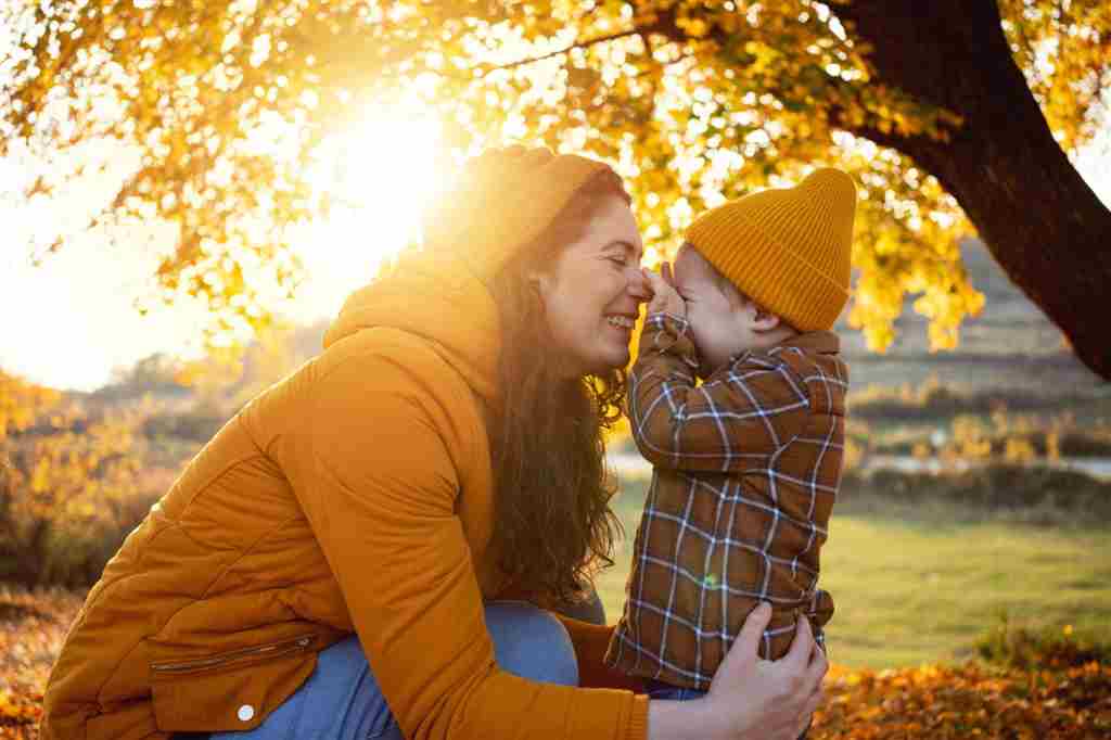 SrdjanPav/Getty Images La madre caucásica y su hijo pequeño disfrutan del día de otoño en la naturaleza.