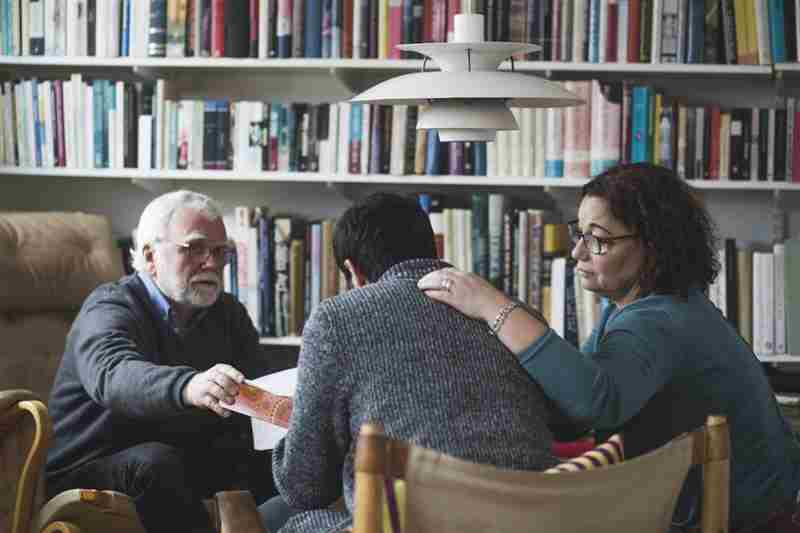 Terapeuta hablando con un hombre que tiene un ataque de nervios