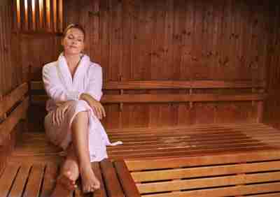 Mujer en una sauna