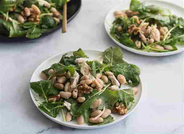 7. Ensalada de pollo asado, col rizada y frijoles blancos