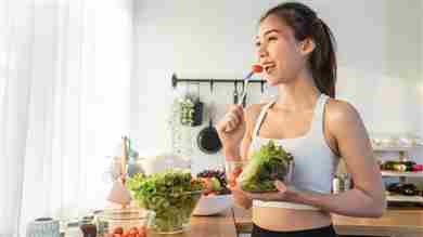 Hananeko_Studio/Shutterstock mujer comiendo ensalada