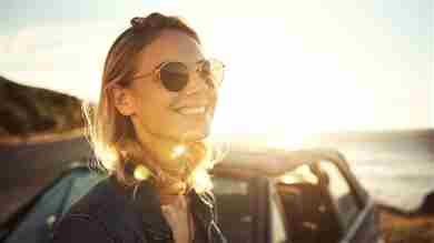 Carga de forma/Getty Images mujer con gafas de sol al aire libre