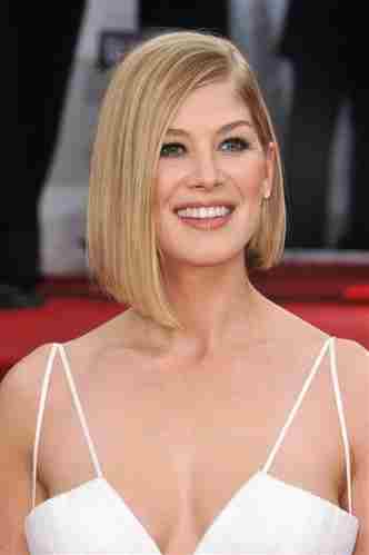 Rosamund Pike Corte de pelo bob asimétrico