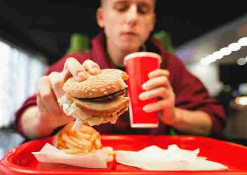 La mala calidad de la dieta en la adolescencia está relacionada con riesgos para la salud durante toda la vida