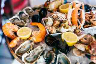 Plato de varios mariscos sobre hielo.