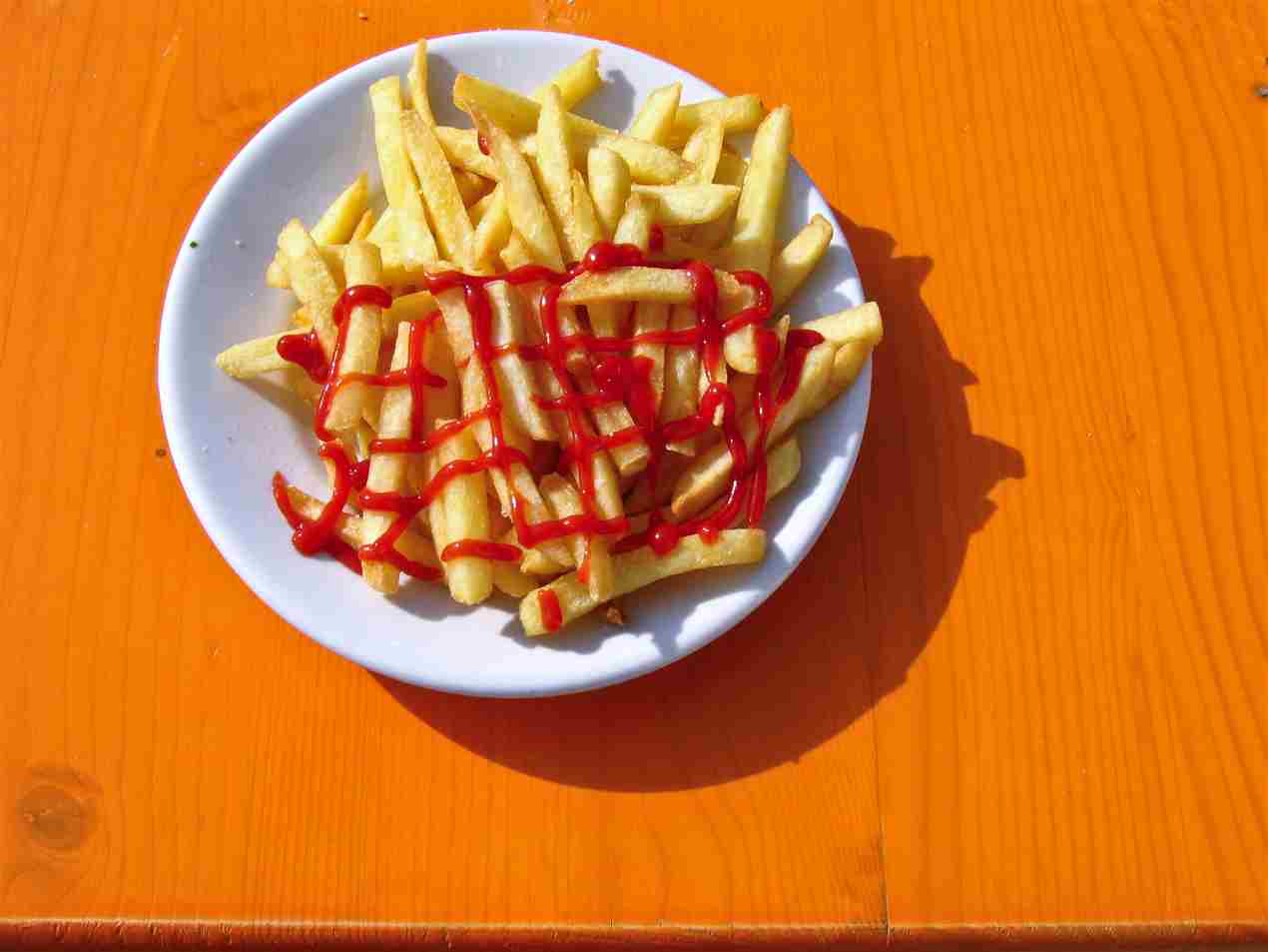 Un plato de patatas fritas con ketchup