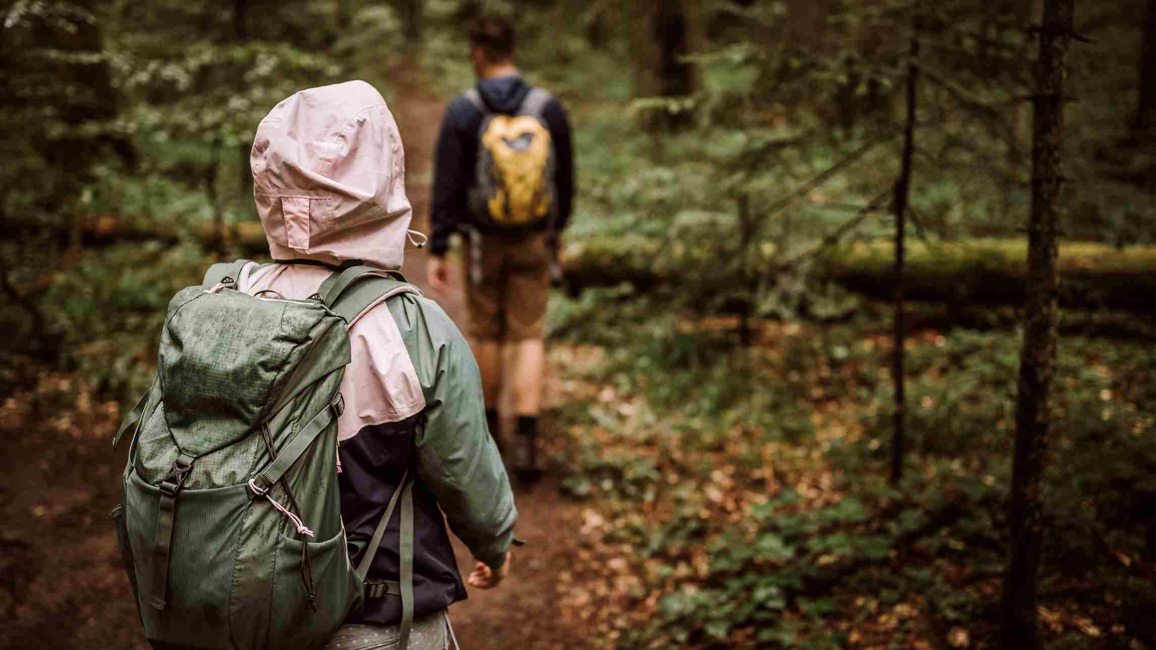 Un par de excursionistas en su aventura en el bosque.