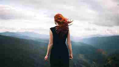 Mujer con pelo rojo viento