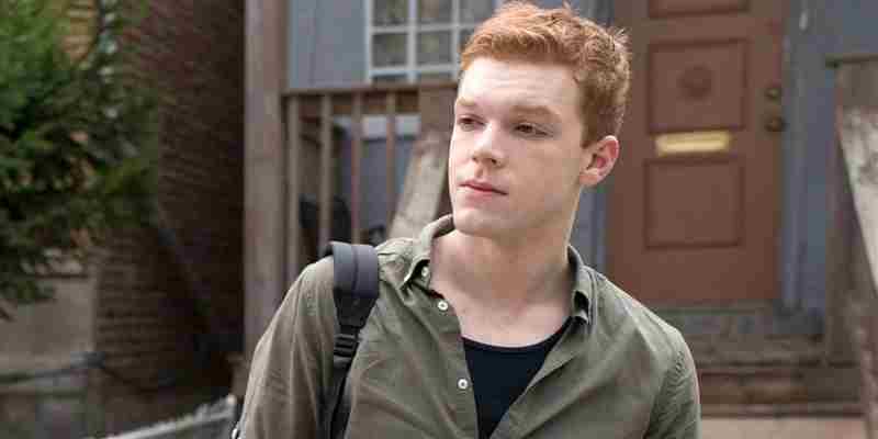 Ian Gallagher mira desde Shameless