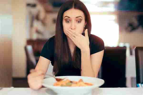 mujer disgustada por la comida.