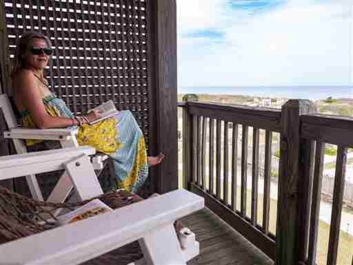 Proporcionado por Blog de viajes mujer en el balcón de la suite del resort sanderling mirando la vista al mar