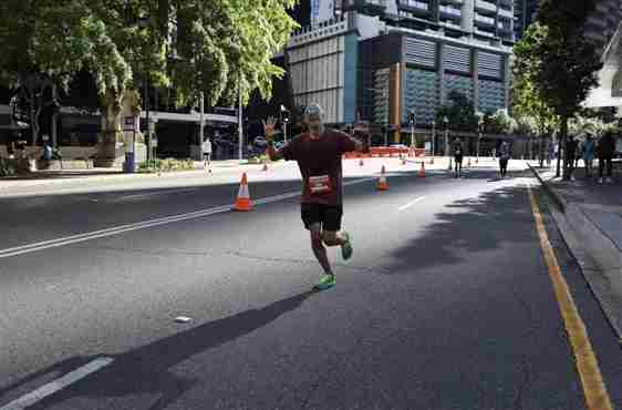 Derek Stefureac compitiendo en el maratón de Brisbane. / Crédito: Derek Stefureac/Clínica Cleveland