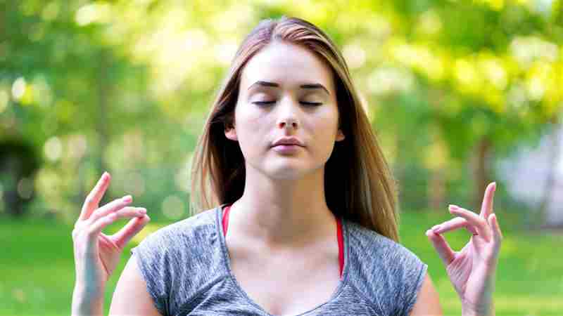 Practica la atención plena y la meditación