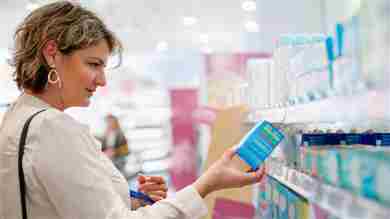 Mujer de compras en la farmacia