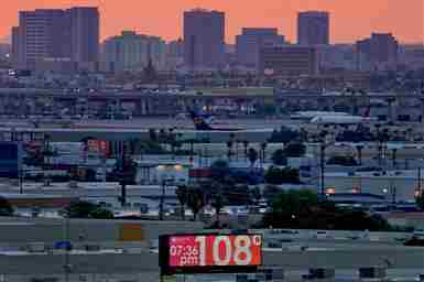 Proporcionado por Al Jazeera Un cartel electrónico muestra que la temperatura es de 108 grados Fahrenheit. Detrás del cartel, el horizonte de Phoenix, Arizona, está iluminado por una puesta de sol naranja.