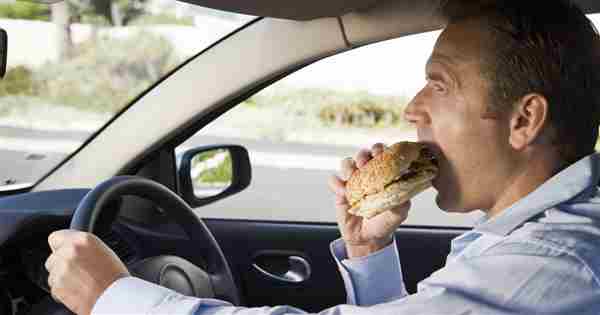 Comer en el coche mientras se conduce