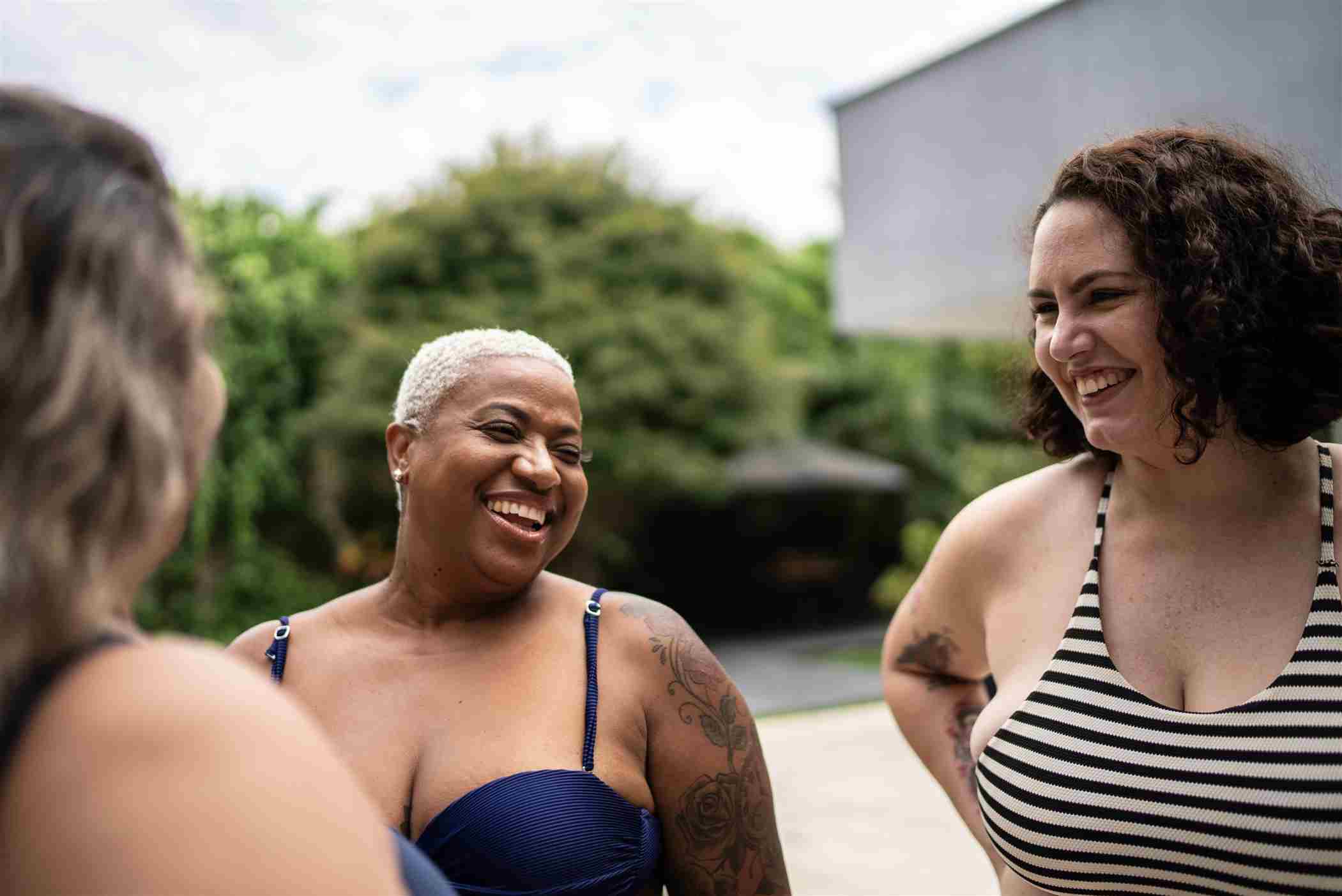 Tres mujeres en traje de baño.