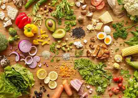 Proporcionado por Autoridad Orgánica Imagen de una mesa cubierta con una variedad colorida y rica en nutrientes de frutas, verduras, quesos y carnes que pueden mejorar la función mitocondrial.
